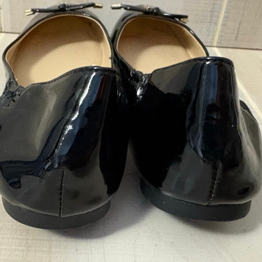 Vince Camuto Classic Black Patent Ballet Flats Bow Logo Charm Women’s Size 7M - Picture 7 of 11